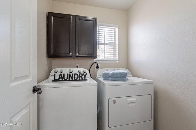 Building Photo - 445 W Mountain Sage Dr