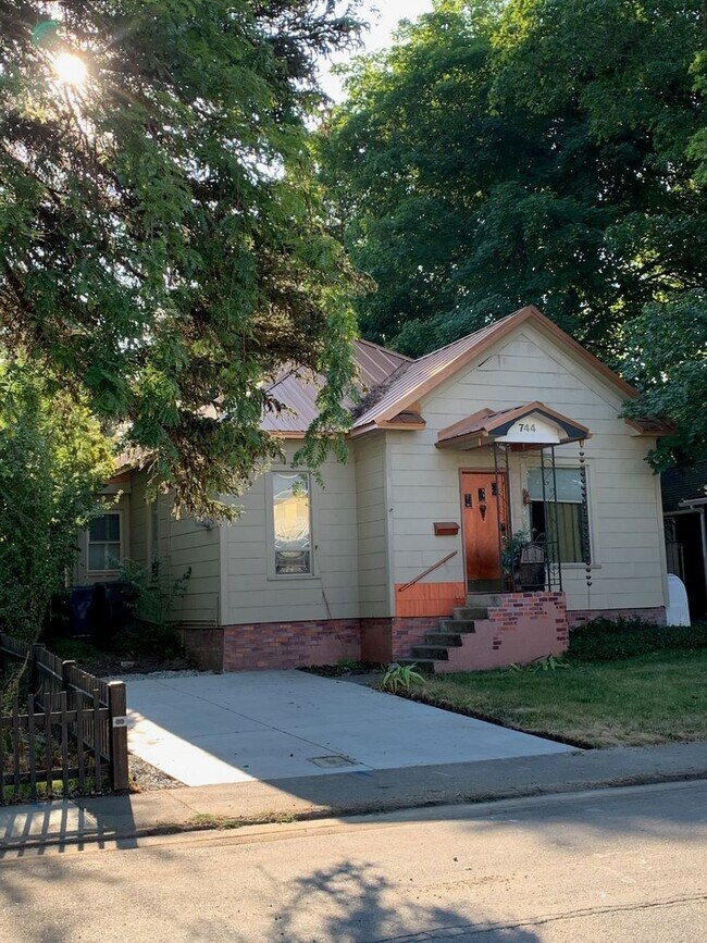 Building Photo - 744 N 2nd St