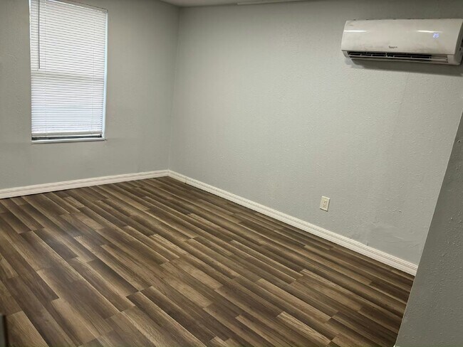 Building Photo - 11240 N Northwood Dr