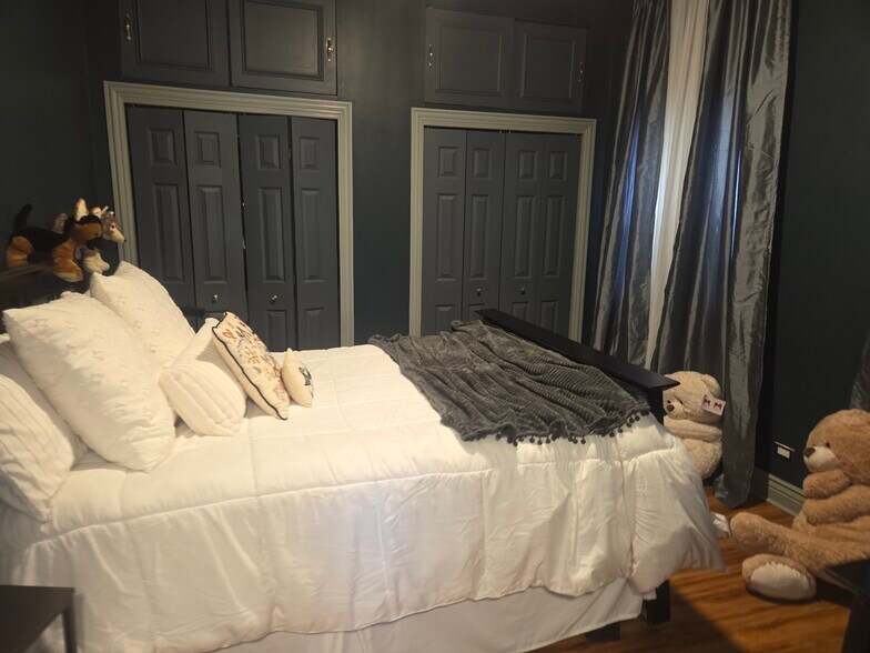 Building Photo - 2557 W Superior St