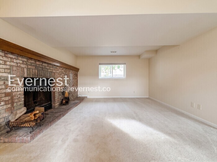 Building Photo - 9225 Clermont Dr