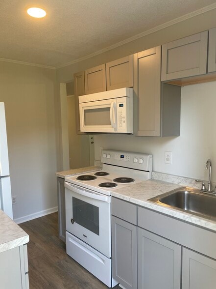 Building Photo - 5799 Sledge St