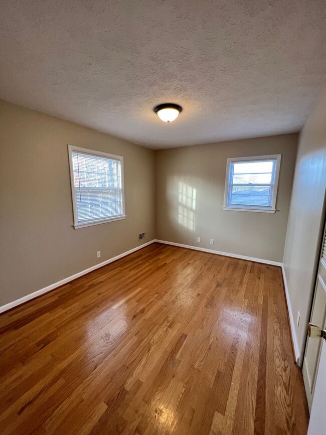 Building Photo - Adorable home in Highview