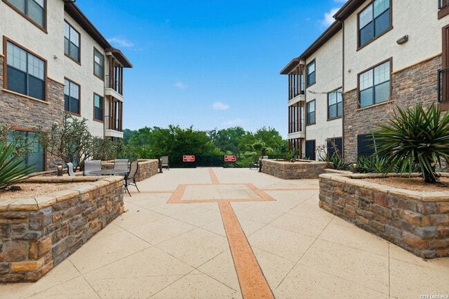 Building Photo - 7342 Oak Manor Dr