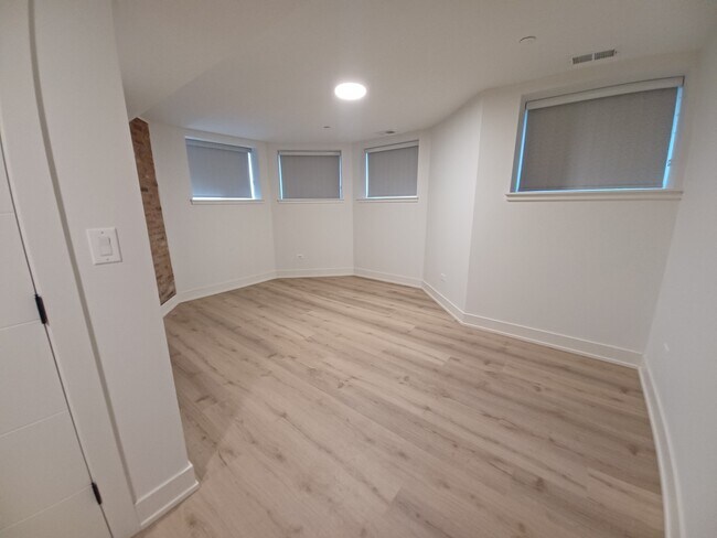 Building Photo - 5000 S Woodlawn Ave