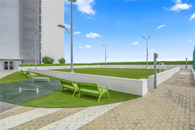 Building Photo - 16385 Biscayne Blvd