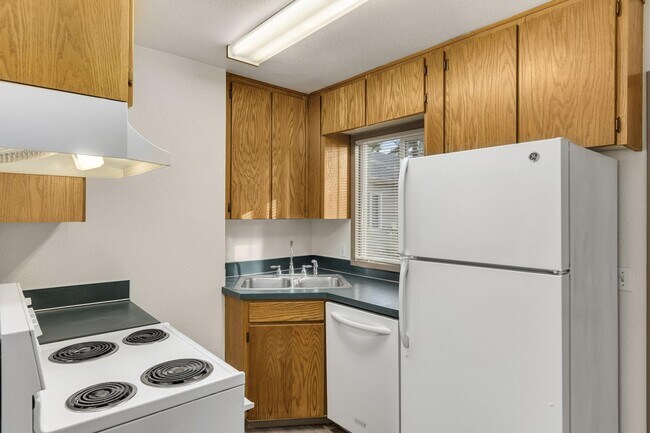Building Photo - Spacious 2bedroom 1 bath in well maintained 4 Plex!