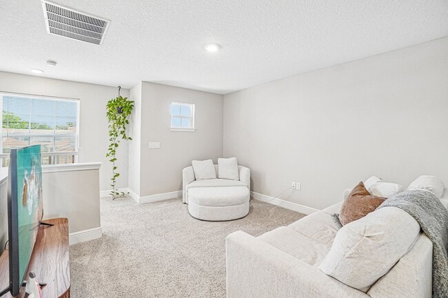 Building Photo - Heritage Oaks gated community 3/2.5/2 Townhome