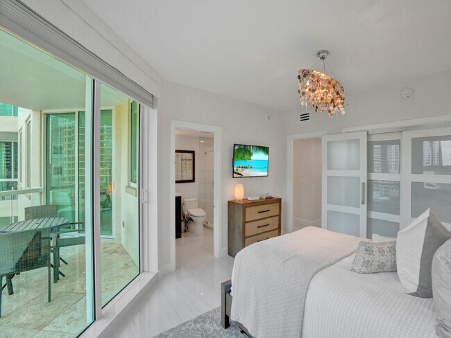 Building Photo - 411 N New River Dr E