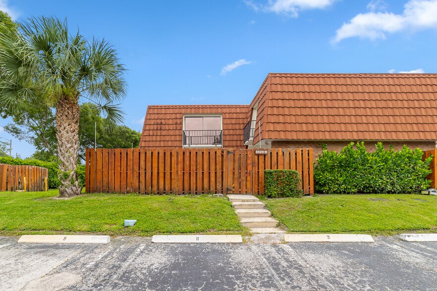 Building Photo - 3425 San Bernadino Dr