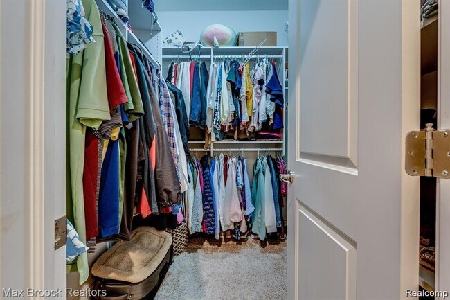 Building Photo - 1050 Oakwood Dr