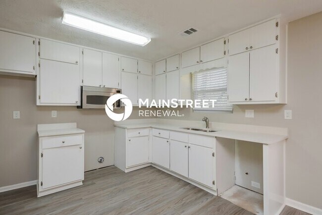 Building Photo - 3 Bedroom Pet-Friendly Home in Ellenwood, GA with Main Street Renewal