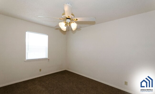 Building Photo - AFFORDABLE 2 Bedroom 1 bath duplex in Grap...