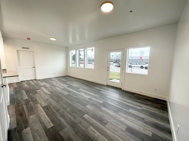 Building Photo - 1553 Clear Creek Dr