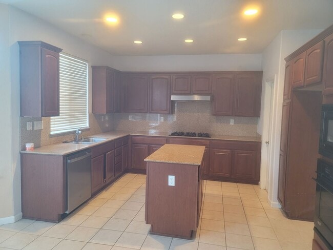 Building Photo - Located in a great neighborhood 5Bdm 3Ba Home With 2 Car Garage