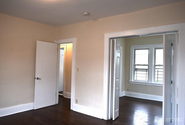 Building Photo - 219 Avenel St