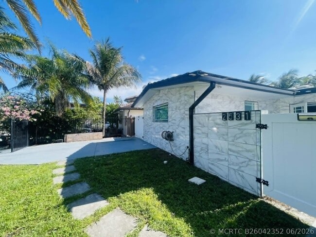 Building Photo - 2531 Gulfstream Ln