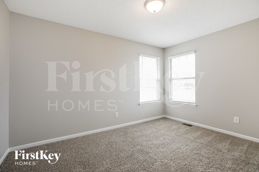 Building Photo - 1049 NE Queens Cir