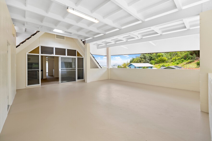 Large outdoor patio great for entertaining or storage. - 45-162 Neepapa Pl