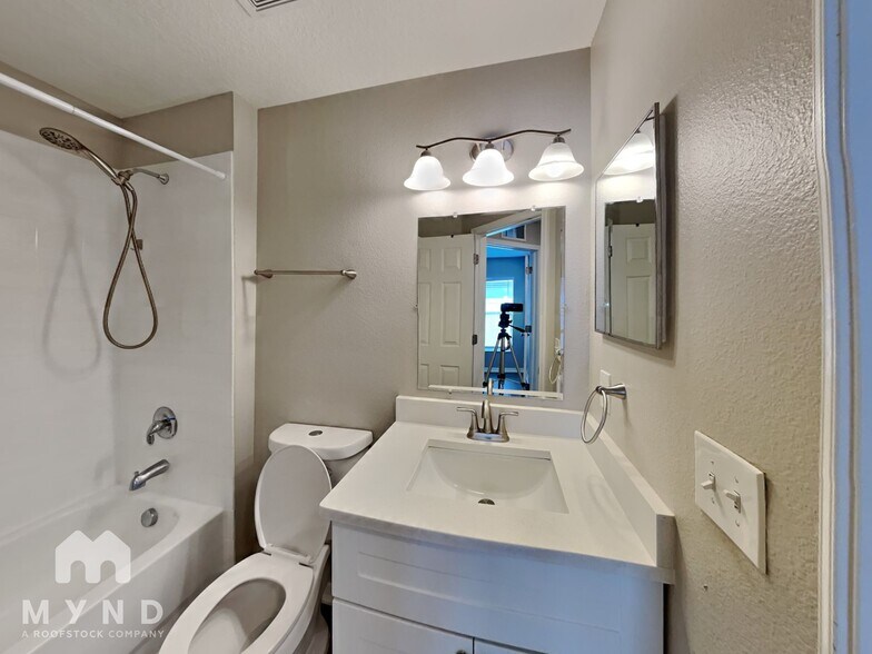 Building Photo - 8721 Persea Ct