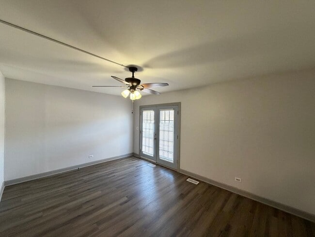 Building Photo - Welcome home to this beautifully maintained two-story townhome nestled on a quiet cul-de-sac in G...