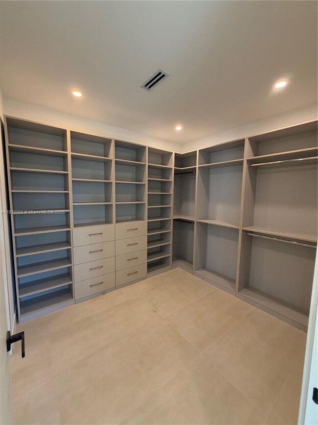 Building Photo - 1321 NE 13th Ave