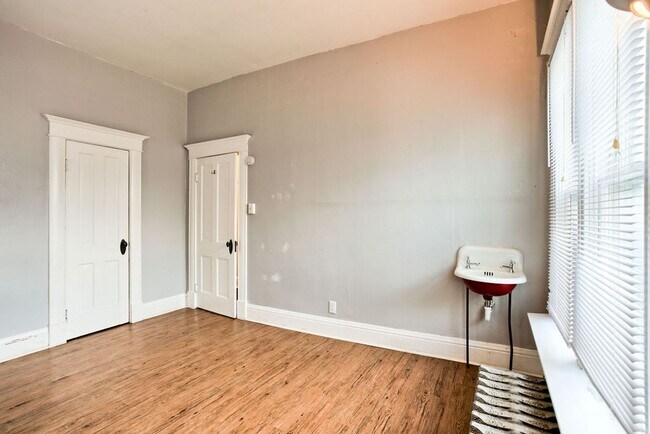 Building Photo - 205 N Sherwood St