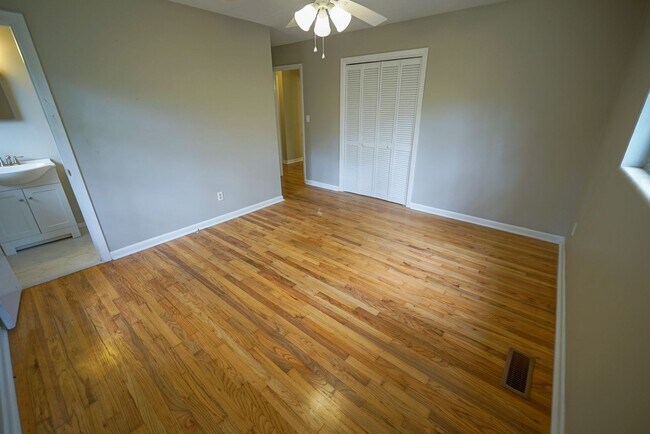 Building Photo - Sublease: Available 7/22/25 Beautiful 4/2 ...