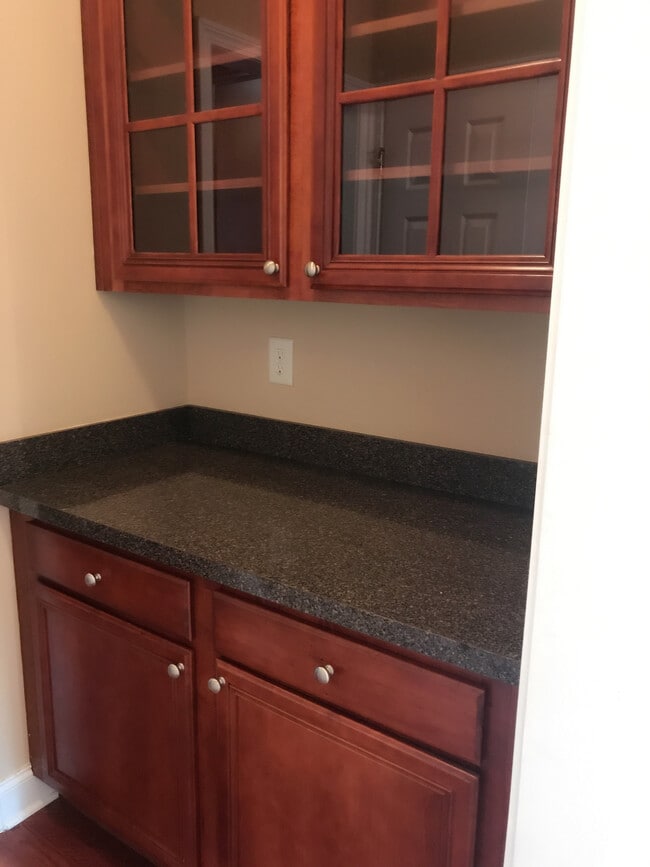 Building Photo - 535 Roland Manor Dr