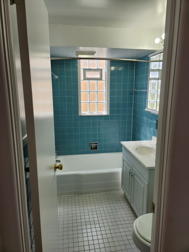 Main Bathroom - 528 Montclair St