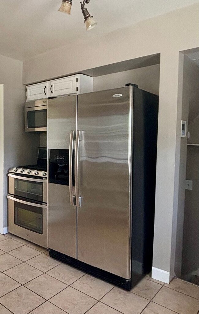 Building Photo - 3 bedroom 2 bath home centrally located!