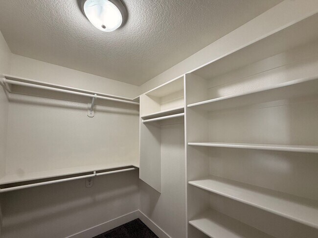 Building Photo - BIGFIR1069-1071