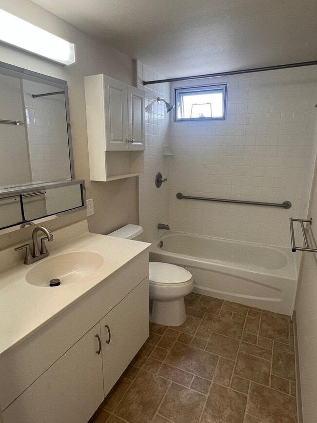 Building Photo - Country Club Village 6 - 2 Bedroom 1 Bath 2 Parking with Washer/Dryer in Unit