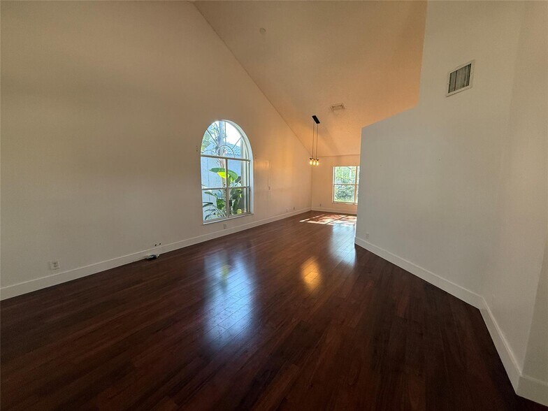 Building Photo - 2633 Bogota Ave