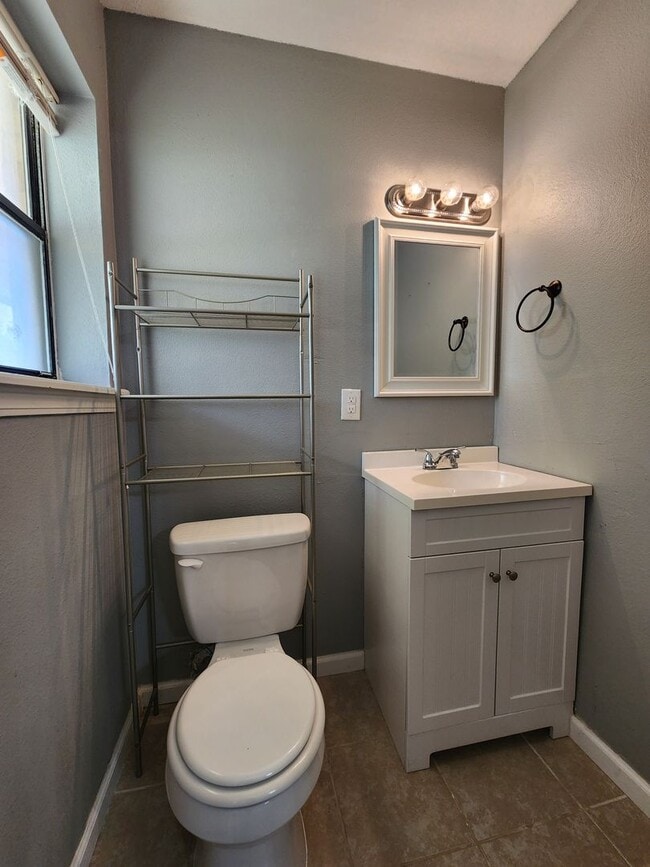 Building Photo - 3 Bedroom 1.5 Bath home in Shawnee!