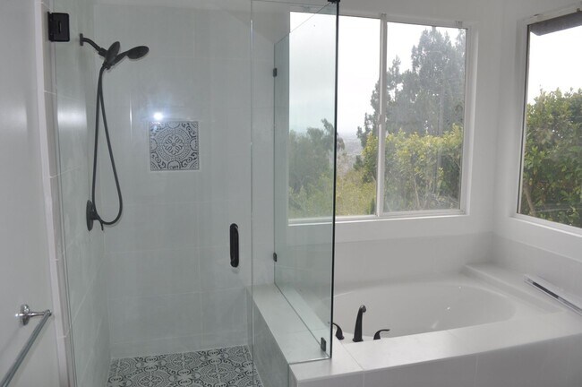 Building Photo - 4BR/3BA EXECUTIVE HOME IN EVER POPULAR RID...