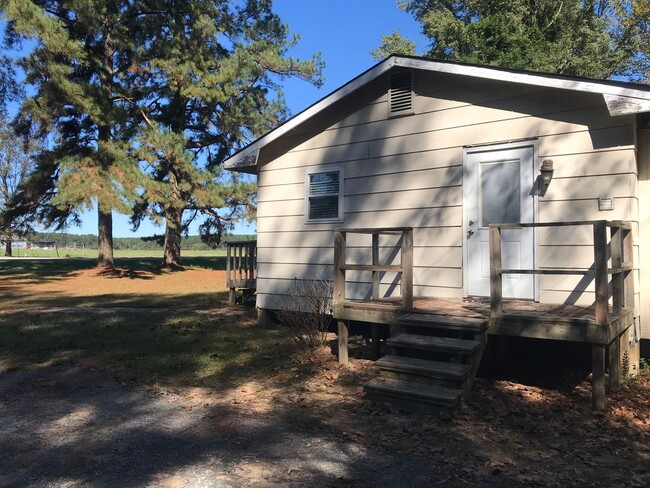 Building Photo - Cute Cottage in the Country... Close to Go...