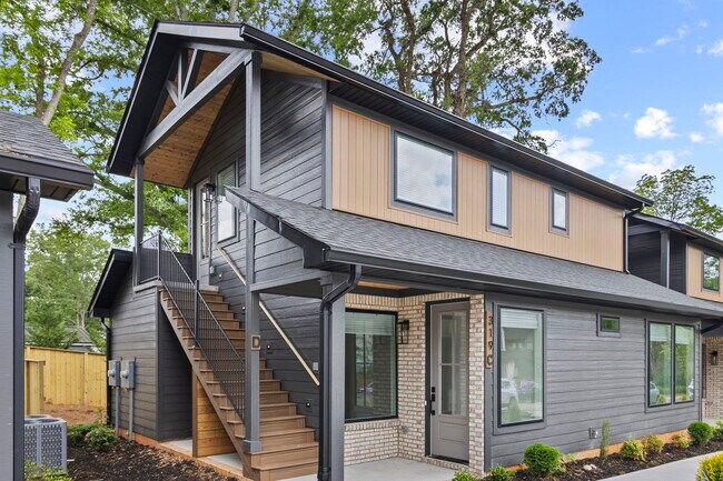 Building Photo - Medford Mews, Carriage House 323