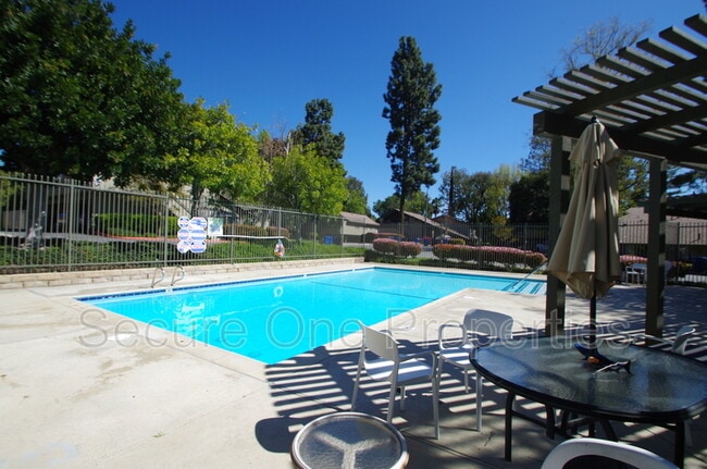 Building Photo - 491 Serento Cir