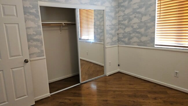 Building Photo - 5012 Crest Dr