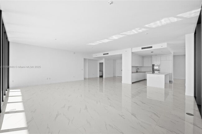 Building Photo - 700 NE 24th St