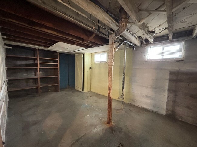 Building Photo - Single Family Home Centrally Located