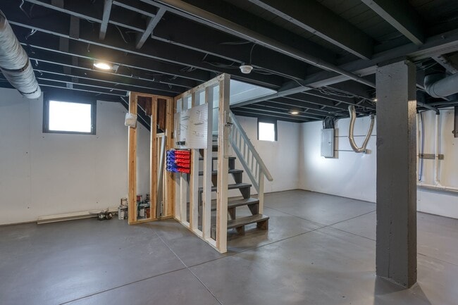 Building Photo - HOUSE FOR RENT