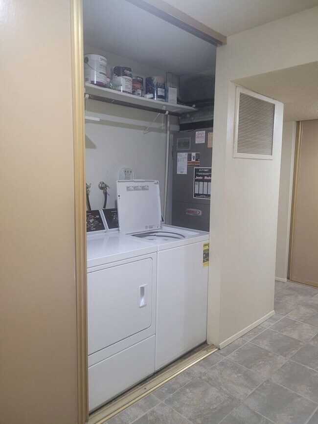 Building Photo - Golf Course Community, Condo