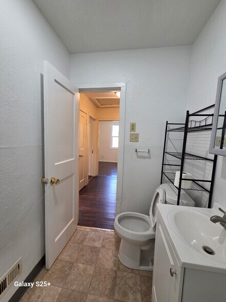 Building Photo - 1413 NW Despain Ave