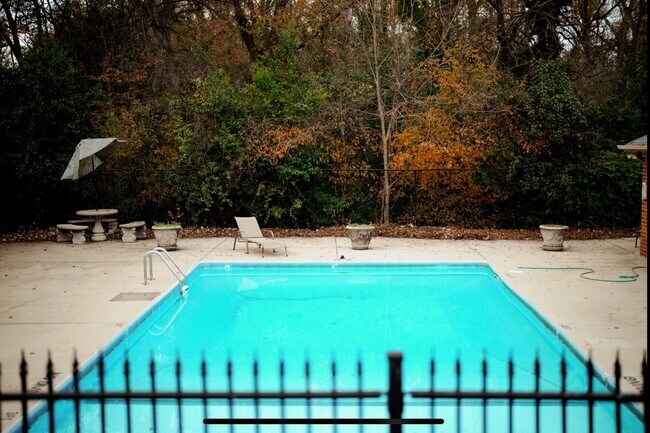 Building Photo - For Lease: Charming 2 Bedroom, 1 Bath Condo in Winfield Chase