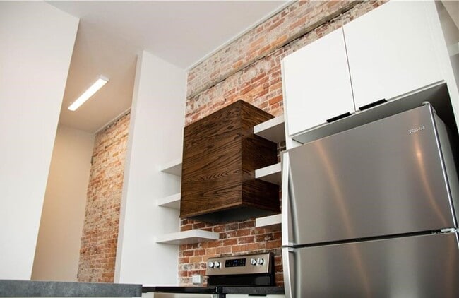 Building Photo - One Bedroom Apartment