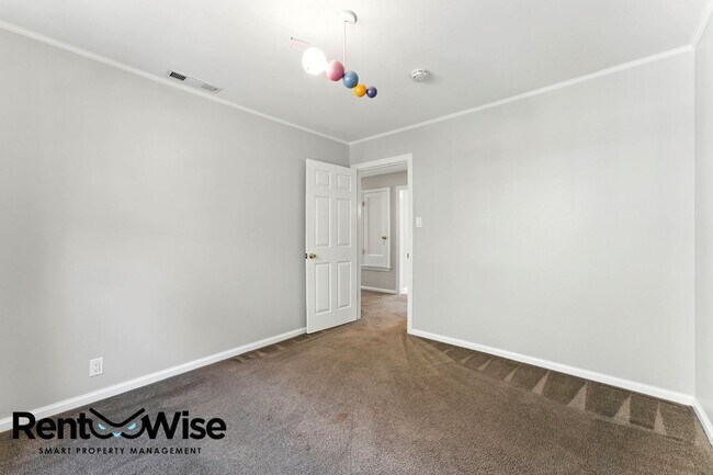 Building Photo - 1121 Killarney Ln