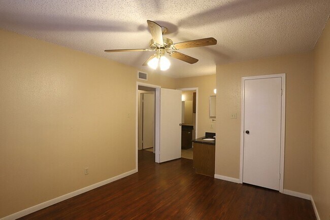 Building Photo - 2750 Holly Hall St