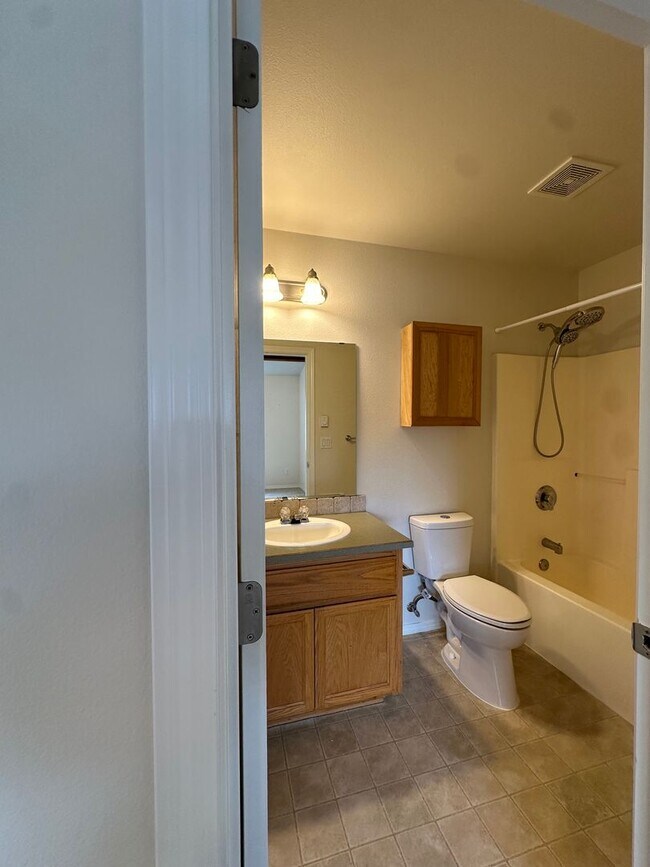 Building Photo - 25 SW Roosevelt Ave